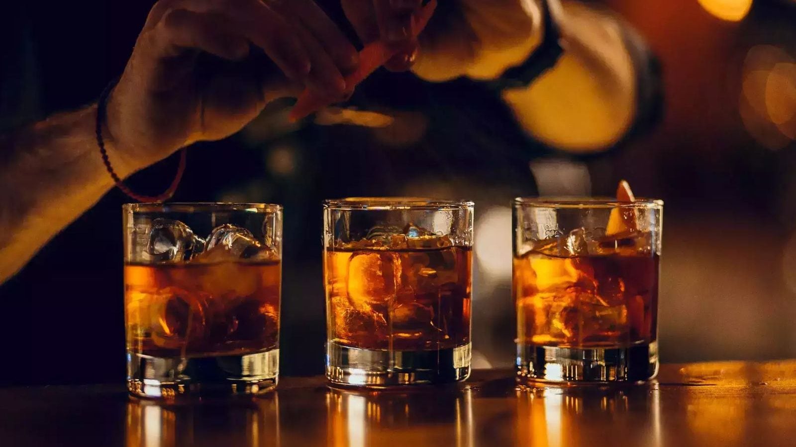 மனைவிக்கு கால் வலி.. 2 பெக் மதுபானம் அருந்தச் சொல்லி மருந்து சீட்டு கொடுத்த மருத்துவர் சஸ்பெண்ட்!