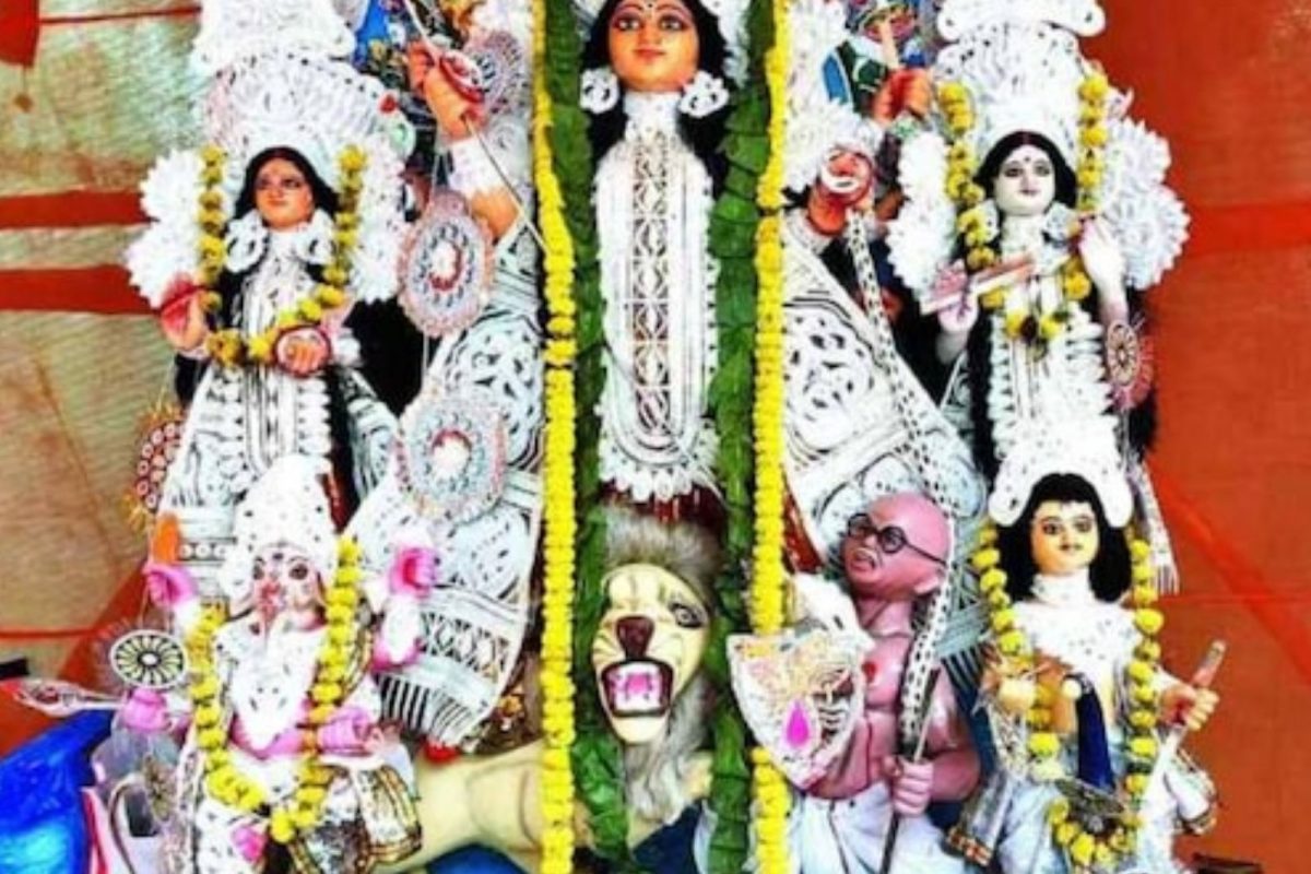 மகிசாசூரனுக்கு பதில் காந்தியை வதம் செய்யும் துர்கை..