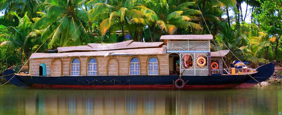  மகாராஷ்டிராவில் உப்பங்கழிகளை கொண்ட ஒரே இடம் தர்கர்லி. படகில் பயணம் செய்யும்போது, ​​நீங்கள் பல கடற்கரைகளுக்கு சென்று ரசிக்கலாம். படகு பயணத்தோடு ஸ்கூபா டைவிங் அல்லது ஸ்நோர்கெலிங் போன்ற நீர் விளையாட்டுகளையும் செய்யலாம்.