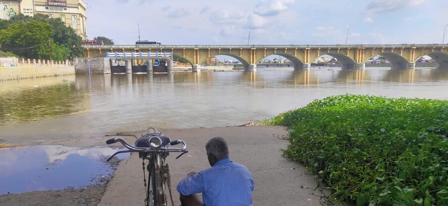  அந்த வகையில் வைகை நதியில் நீரோடும் அழகை ரசித்துக் கொண்டிருந்த மதுரையை சேர்ந்த  ராஜேந்திரன் கூறுகையில்,  இந்த வருடம் தான் வைகை நதியை இவ்வளவு செழுமையாக பார்க்க முடிகிறது