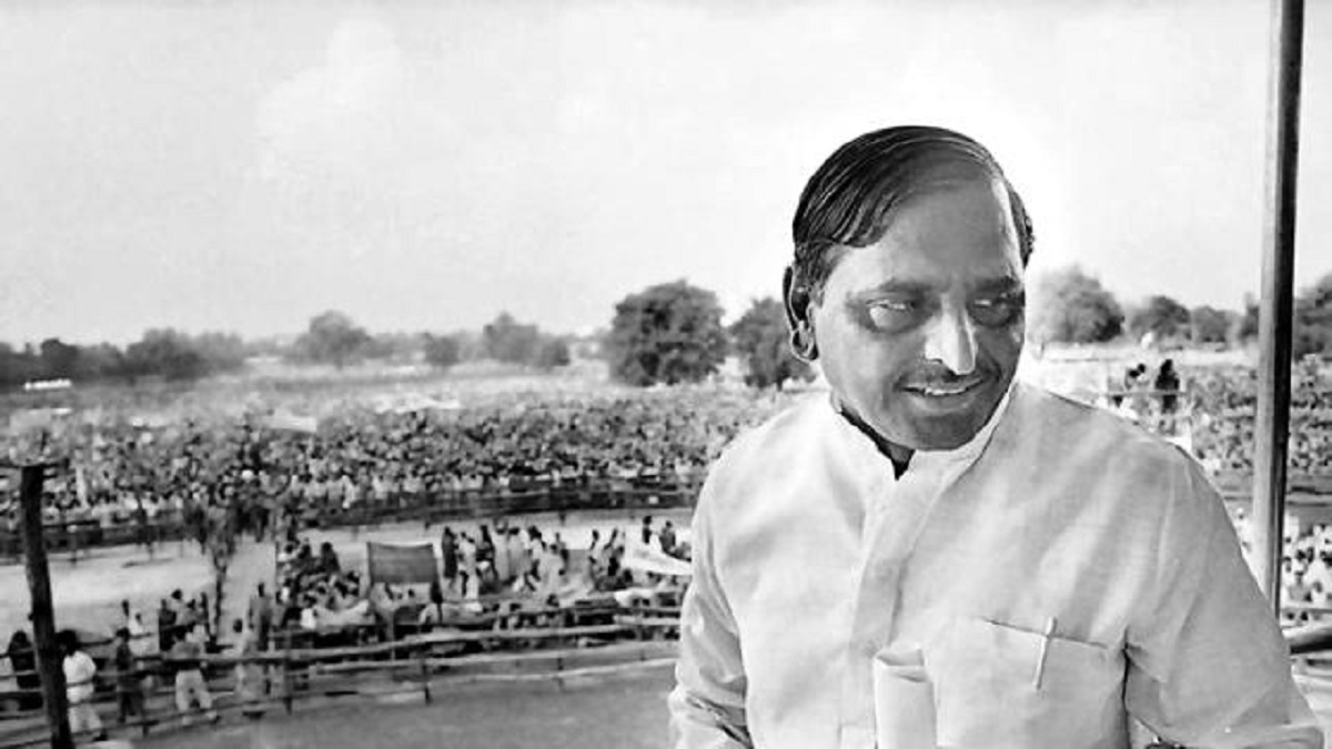  1939-ம் ஆண்டு உத்தரபிரதேச மாநிலம் எட்டாவா நகரில் ஏழ்மையான குடும்பத்தில் பிறந்த முலாயம் சிங் யாதவ், அடிப்படையில் ஒரு மல்யுத்த வீரர் ஆவர். ஆசிரியரான பிறகு முலாயம் மல்யுத்தத்தை முற்றிலுமாக கைவிட்டார். ஆனால் தனது வாழ்நாள் இறுதி வரை அவர் தனது கிராமமான சைஃபியில் மல்யுத்த போட்டிகளை நடத்தி வந்தார்.