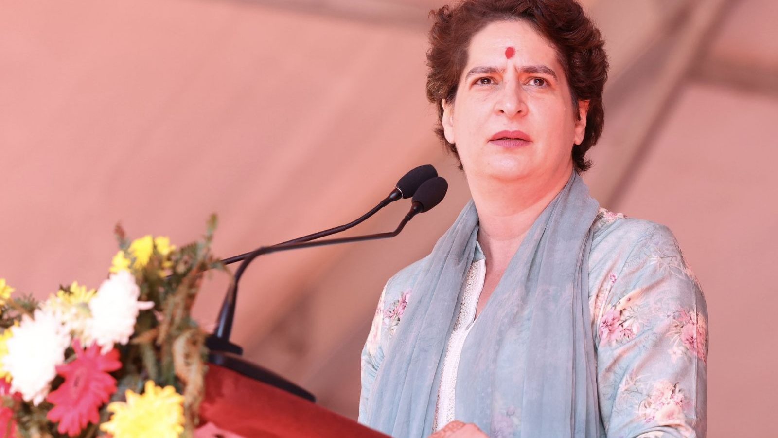 காங்கிரஸ் ஆட்சிக்கு வந்தால் பழைய ஓய்வூதிய திட்டம்; ஒரு லட்சம் பேருக்கு வேலை - பிரியங்கா காந்தி வாக்குறுதி!