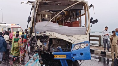 அரசுப் பேருந்துகள் நேருக்கு நேர் மோதி விபத்து அரசுப் பேருந்துகள் நேருக்கு நேர் மோதி விபத்து