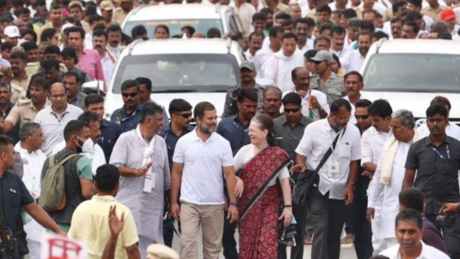 காங்கிரஸ் ஒற்றுமை யாத்திரையில் சோனியாகாந்தி பங்கேற்பு - பூரண கும்ப மரியாதை அளித்த தொண்டர்கள்