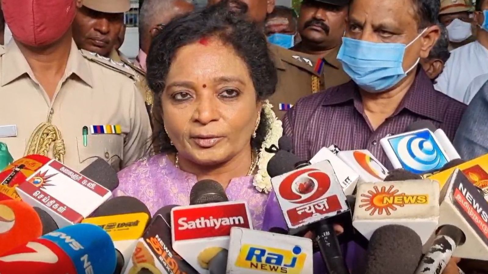 எனக்குத் தெரியும் நானும் டாக்டர் தான்..! அரசு மருத்துவமனைக்கு திடீர் விசிட் - ஊழியர்கள் இல்லாததால்  தமிழிசை ஆத்திரம்