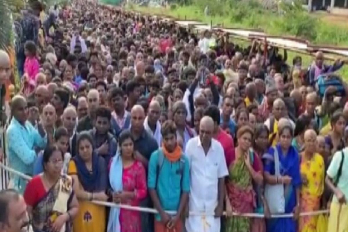 திருப்பதியில் லட்சக்கணக்கில் குவிந்த பக்தர்கள்... 8 கிமீக்கு வரிசை