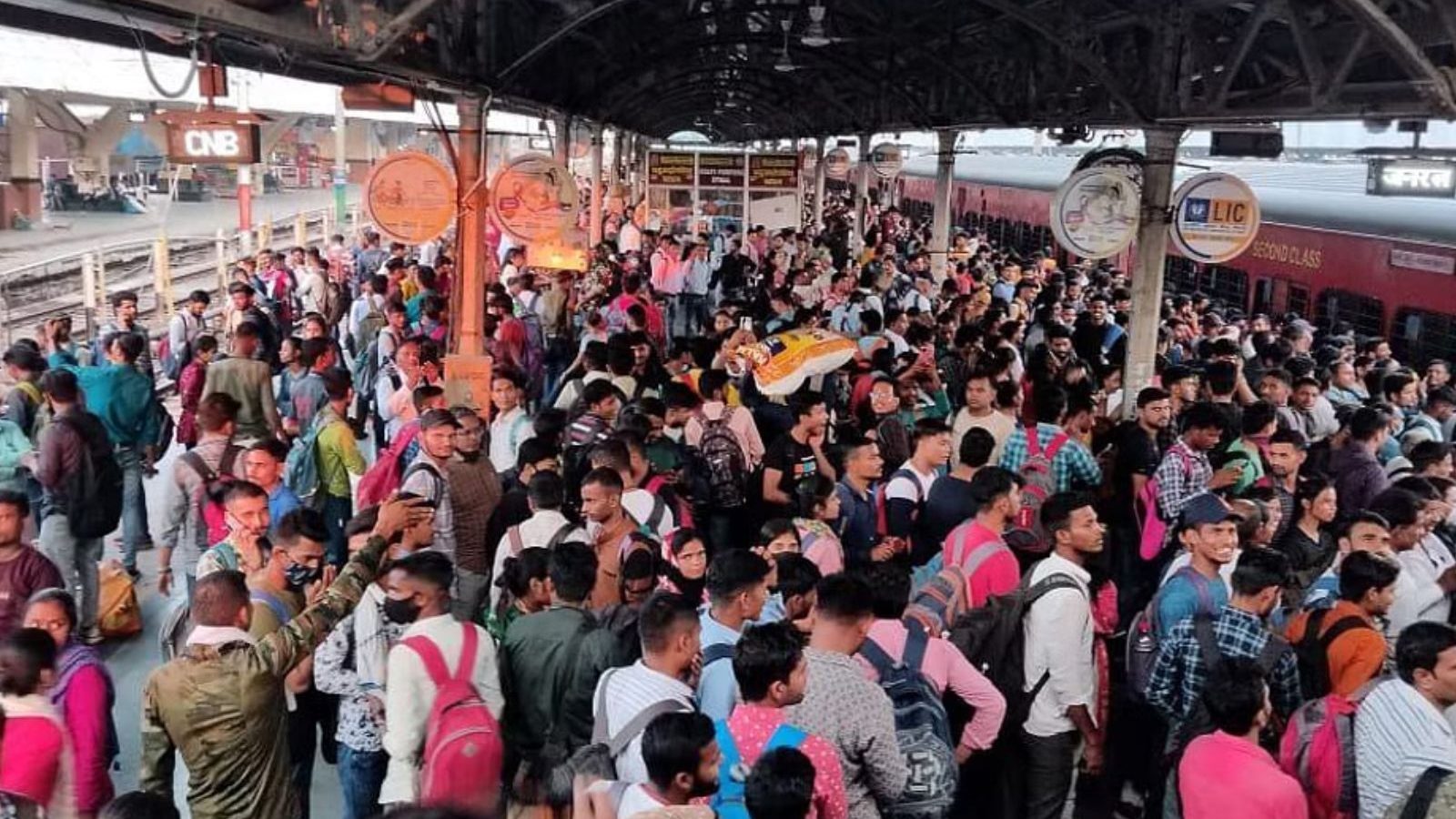 அரசு வேலைக்கு போட்டித்தேர்வு.. ரயிலில் இடம்பிடிக்க தள்ளுமுள்ளு - களேபரமான உ.பி ரயில் நிலையங்கள்