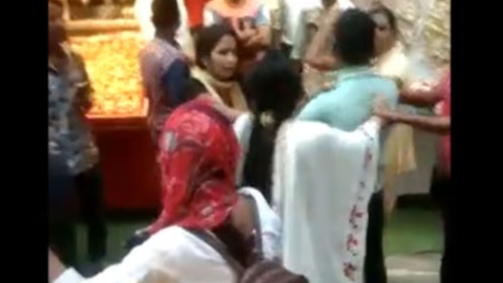 காதலியுடன் ரகசிய ஷாப்பிங் வந்த கணவர்... கடைவீதியில் மனைவியிடம் மாட்டி உதைவாங்கும் வீடியோ வைரல்!