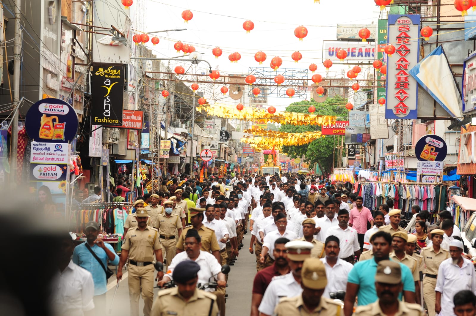  இதில் உள்துறை அமைச்சர் நமச்சிவாயம், அமைச்சர் சாய் சரவணன், எம்.பி., செல்வகணபதி மற்றும் 500க்கும் மேற்பட்ட ஆர்.எஸ்.எஸ். தொண்டர்கள் பங்கேற்றனர். இந்த பேரணி காமராஜர் சாலை, நேரு வீதி, மிஷன் வீதி, புஸ்ஸி வீதி, மறைமலையடிகள் சாலை வழியாக கடலூர் சாலையை அடைந்து அங்குள்ள சிங்காரவேலர் சிலை அருகே மாலை 5 மணிக்கு நிறைவடைந்தது.