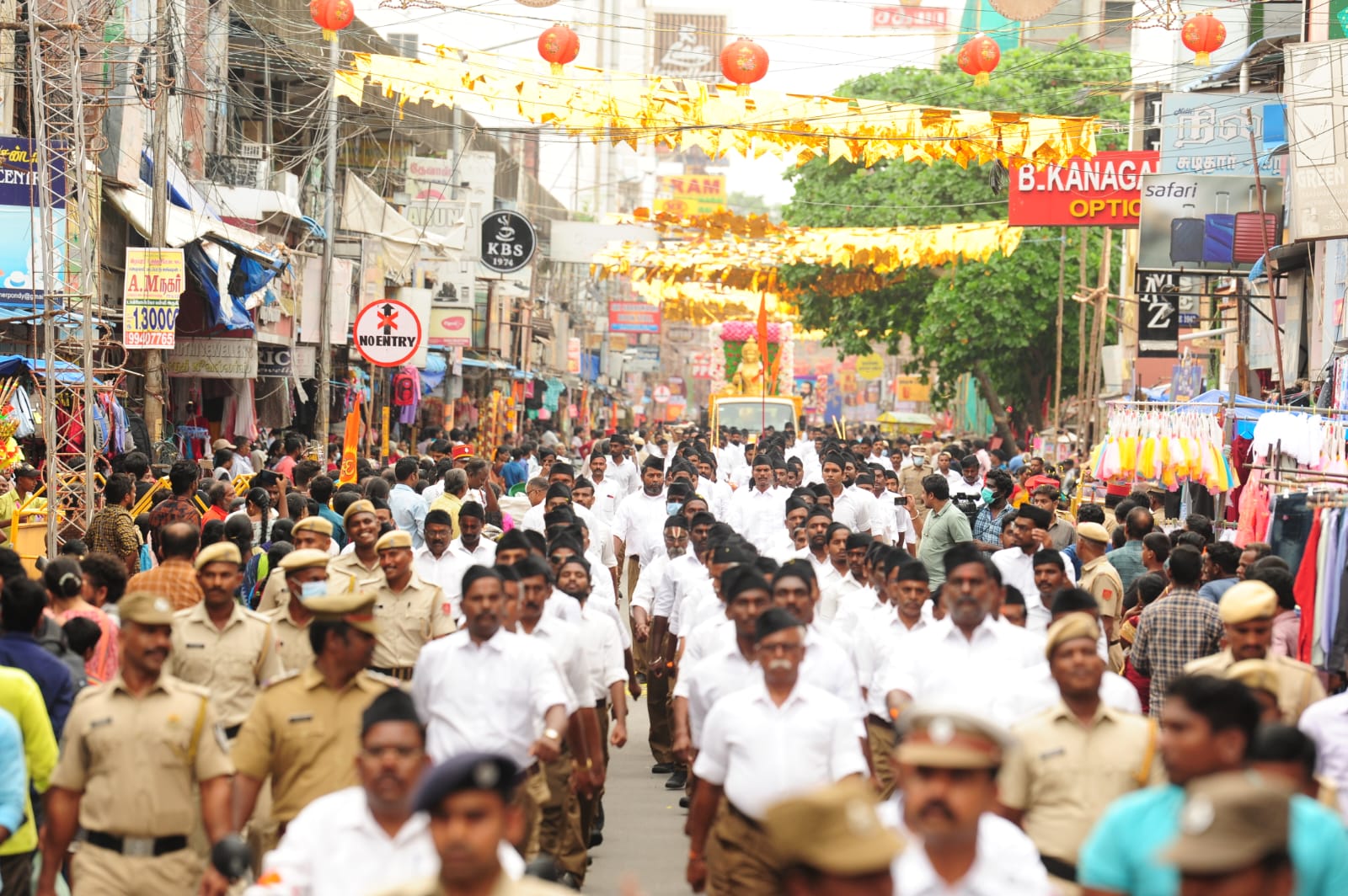  இந்நிலையில், புதுச்சேரியில் இன்று (அக்.2) இந்த பேரணியை நடத்த ஆர்.எஸ்.எஸ். அனுமதி கேட்டிருந்தது. இதற்கு புதுச்சேரி காவல்துறை அனுமதி அளித்துள்ளது. அதன்படி, ஆர்.எஸ்.எஸ். பேரணி புதுச்சேரி பாலாஜி திரையரங்கம் அருகில் இருந்து மாலை 4 மணிக்கு தொடங்கியது.