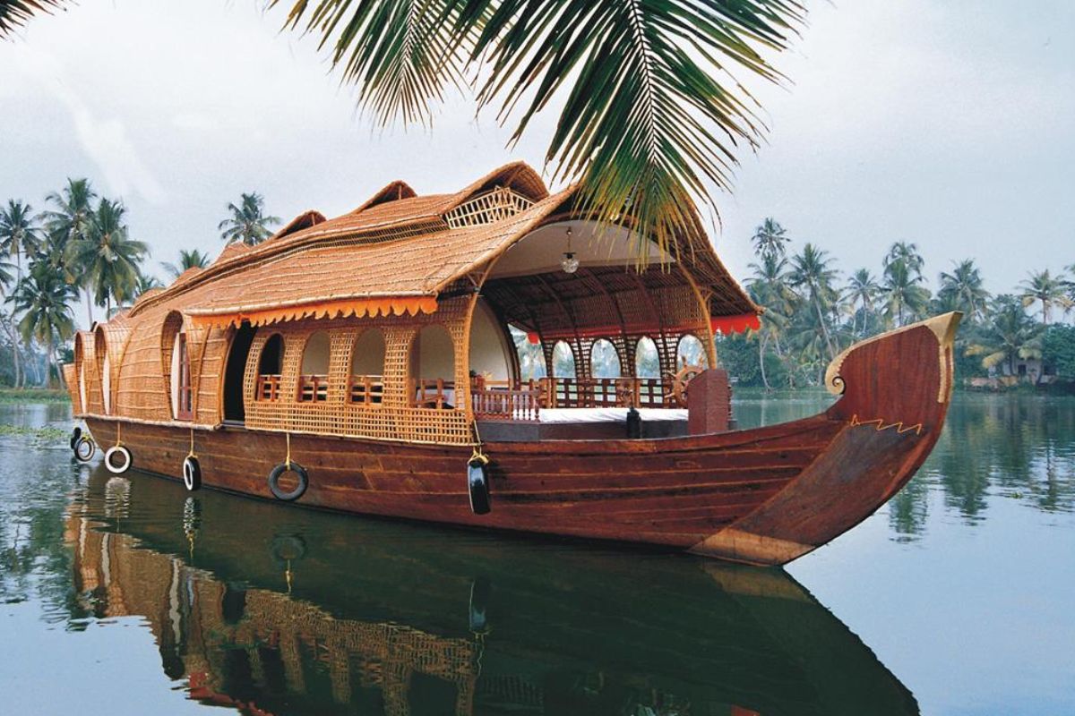  கேரளாவின் பாரம்பரிய படகு கெட்டுவல்லம் என்று அழைக்கப்படுகிறது. ஆலப்புழா, வேம்பநாடு மற்றும் கொல்லம் ஆகியவை ஹவுஸ்போட் அனுபவத்திற்கு பிரபலமானது. முக்கியமாக கேரளாவில் உள்ள அலெப்பி, கிழக்கின் வெனிஸ் என்றும் அழைக்கப்படுகிறது.