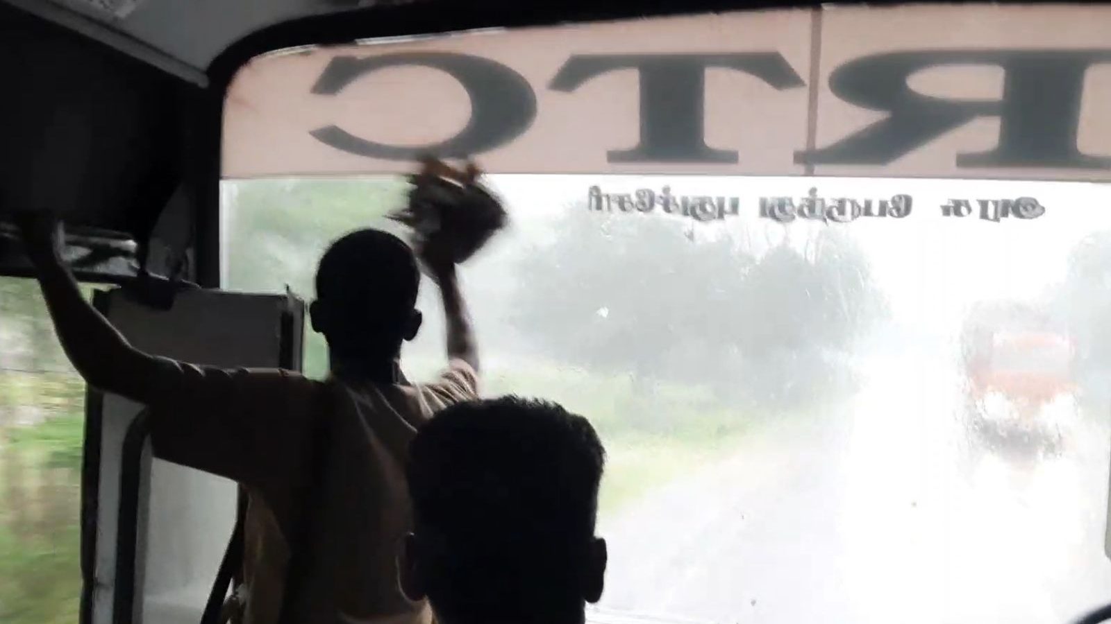 கொட்டி தீர்த்த மழை... வைப்பர் இல்லாமல் தவித்த அரசு பேருந்து ஓட்டுநர்.. பயணிகள் திக்திக் பயணம்