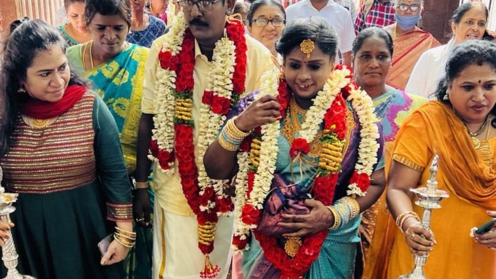 மனநல காப்பகத்தில் மலர்ந்த காதல்.. மணக்கோலத்தில் காதல் ஜோடி!