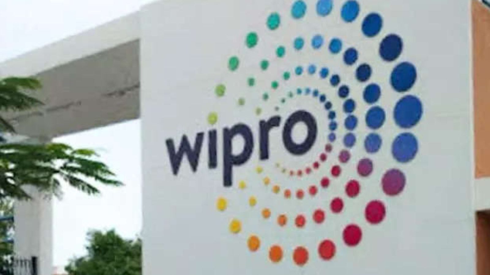 10,000 ஊழியர்களுக்கு பதவி உயர்வு, அனைவருக்கும் சம்பள உயர்வு