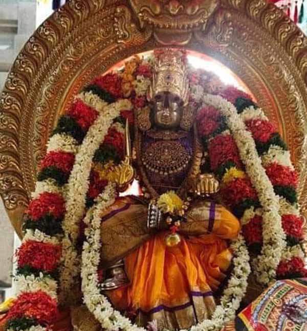  அதன் உக்கிரம் தாங்க முடியாமல் போனதால், அங்கிருந்த ஜீயர் சுவாமிகள், அச்சிலையை அங்கிருந்து அப்புறப்படுத்த ஆணையிட்டார். அவருடைய ஆணைப்படி வைணவியின் சிலையை அப்புறப்படுத்த வந்தவர்கள் வடக்கு நோக்கி சென்று சற்று தூரத்தில் தற்போதுள்ள இனாம் சமயபுரம் என்னுமிடத்தில் இளைப்பாறினர்.