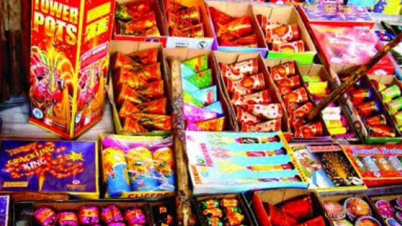 கொளுத்தி போடு பட்டாச! புது ரகம் இல்லையென்றாலும் பட்டாசு வாங்க குவியும் மக்கள்..!