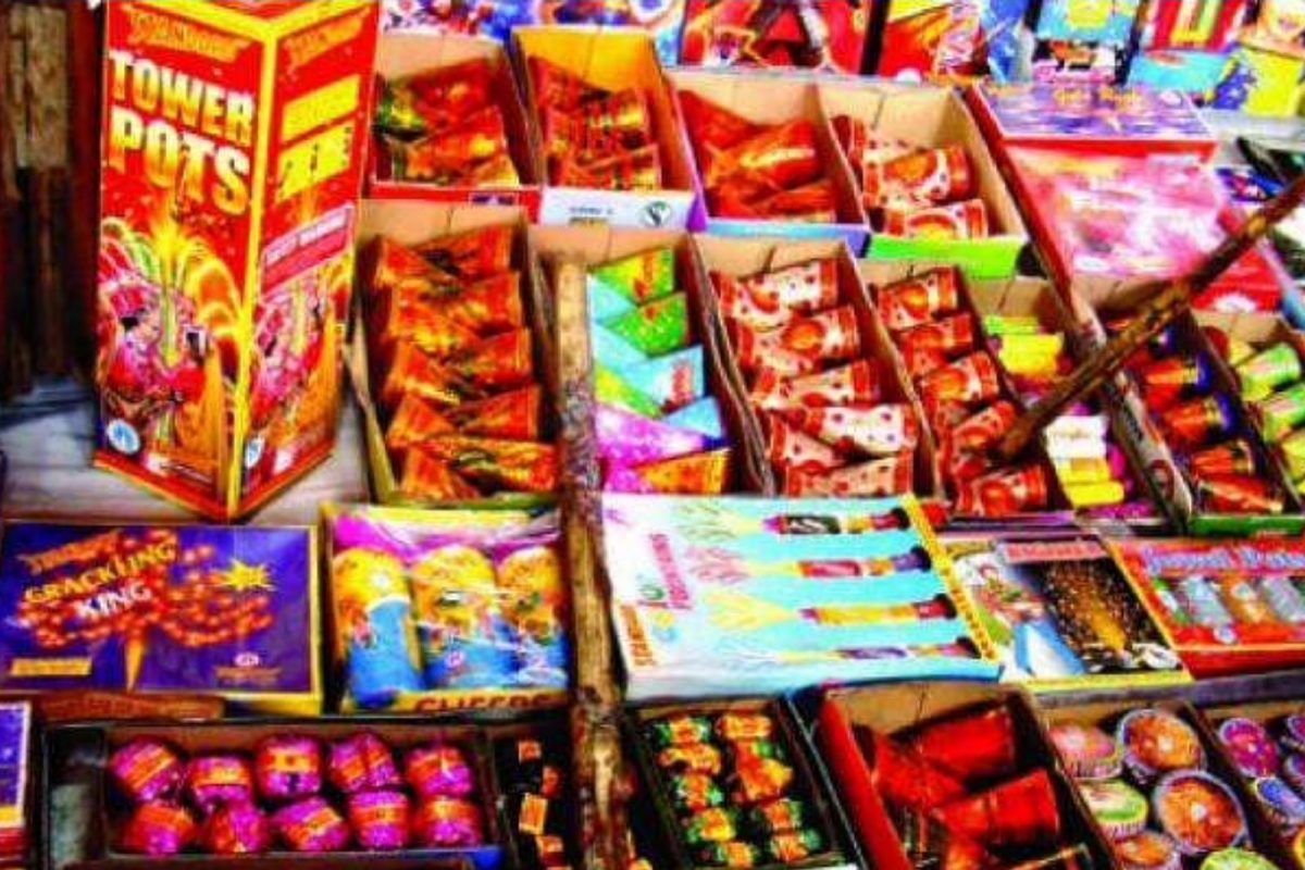 விலை அதிகரித்தாலும் பட்டாசு வாங்கும் மக்கள்...! குறையாத பட்டாசு மோகம்!