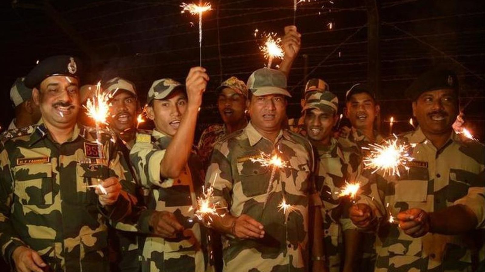 10,000 அடி உயரத்தில் ஜம்மு-காஷ்மீர் எல்லையில் தீபாவளியை கொண்டாடும் ராணுவ வீரர்கள்!