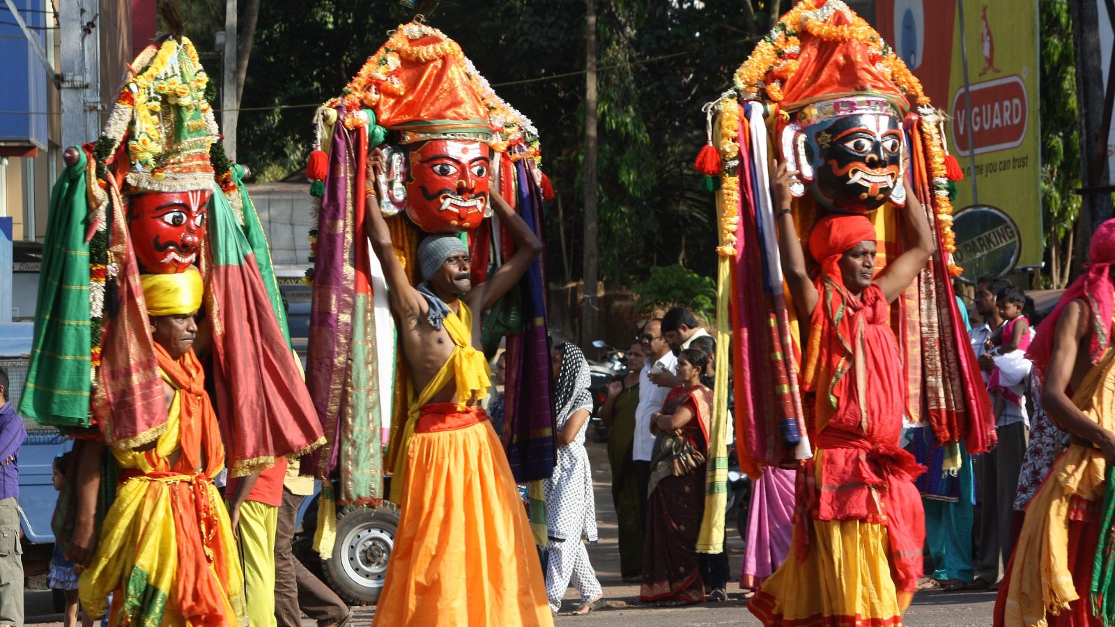 மைசூரில் நடந்த கண்கவர் கலை நிகழ்ச்சிகள்.. வித்தியாசமான தசராவா இருக்கே..  புகைப்படங்கள் இதோ..!