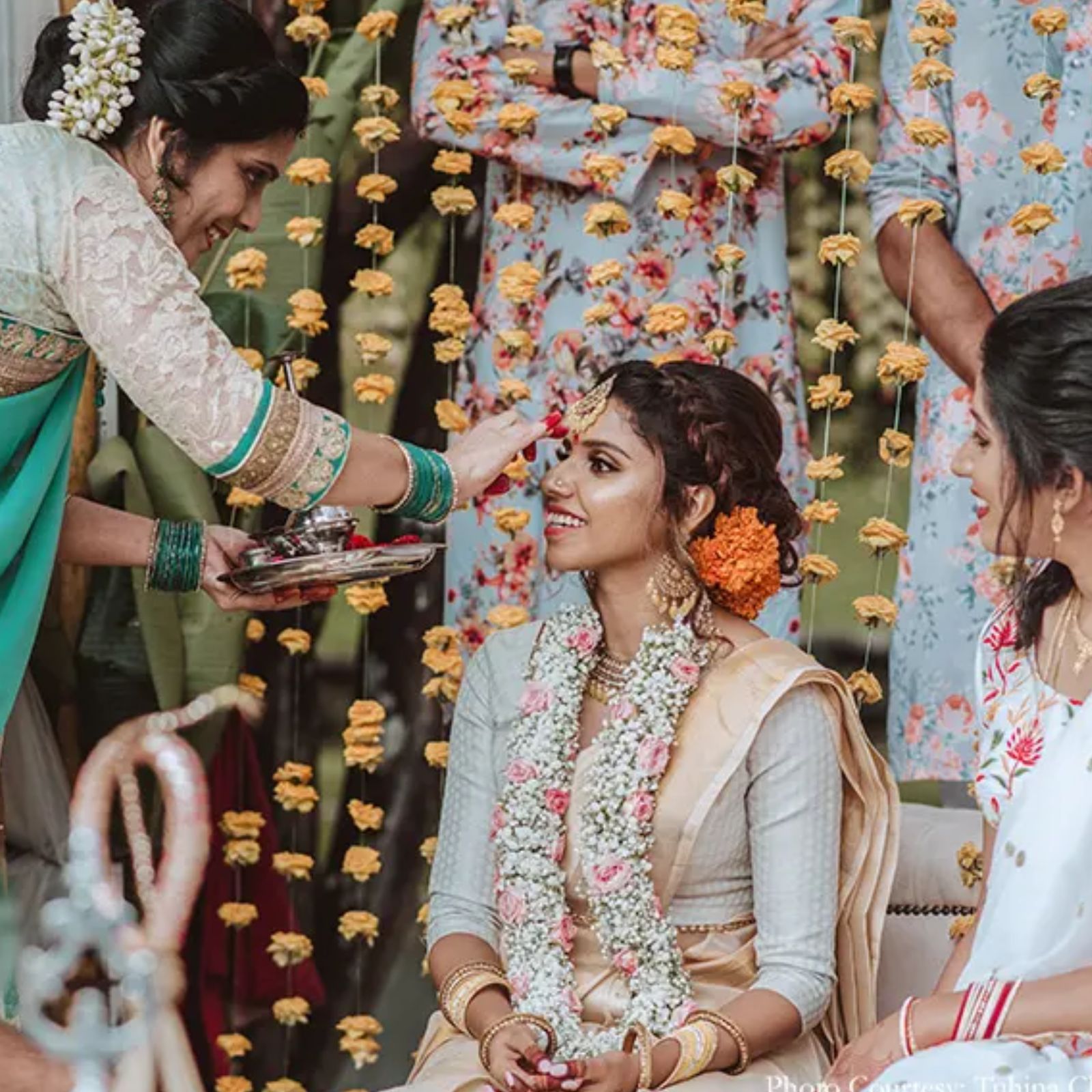  திருமணம் என்பது இரு மனங்கள் மட்டுமல்ல இரு குடும்பங்கள் மற்றும் உறவுகள் சங்கமிக்கும் நிகழ்வாக இருக்கிறது. 2 குடும்பங்கள் ஒன்றிணையும் போது சந்தோஷத்துடன் கூடவே சவாலும் வருகிறது. இந்த சவாலை பெரும்பாலும் நேரடியாக எதிர்கொள்வது யாராக இருக்குமென்றால், புகுந்த வீட்டிற்கு செல்லும் புது மணப்பெண்ணாக தான் இருக்கும்.