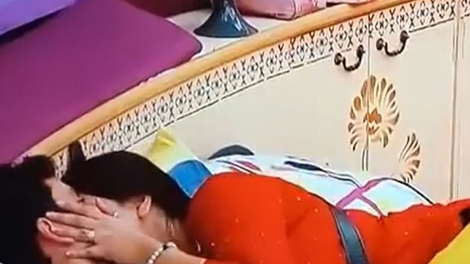 போர்வைக்குள் ரொமான்ஸ் முத்தமிட்ட பிக் பாஸ் போட்டியாளர்கள்!