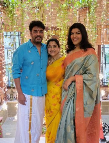  அவரது ட்வீட்டிற்கு பலரும் கமெண்ட்டுகளை தெரிவித்து வருகின்றனர். மேலும் குஷ்பு நலமடைய வேண்டும் எனவும் பிரார்த்தனை செய்து வருகின்றனர்.