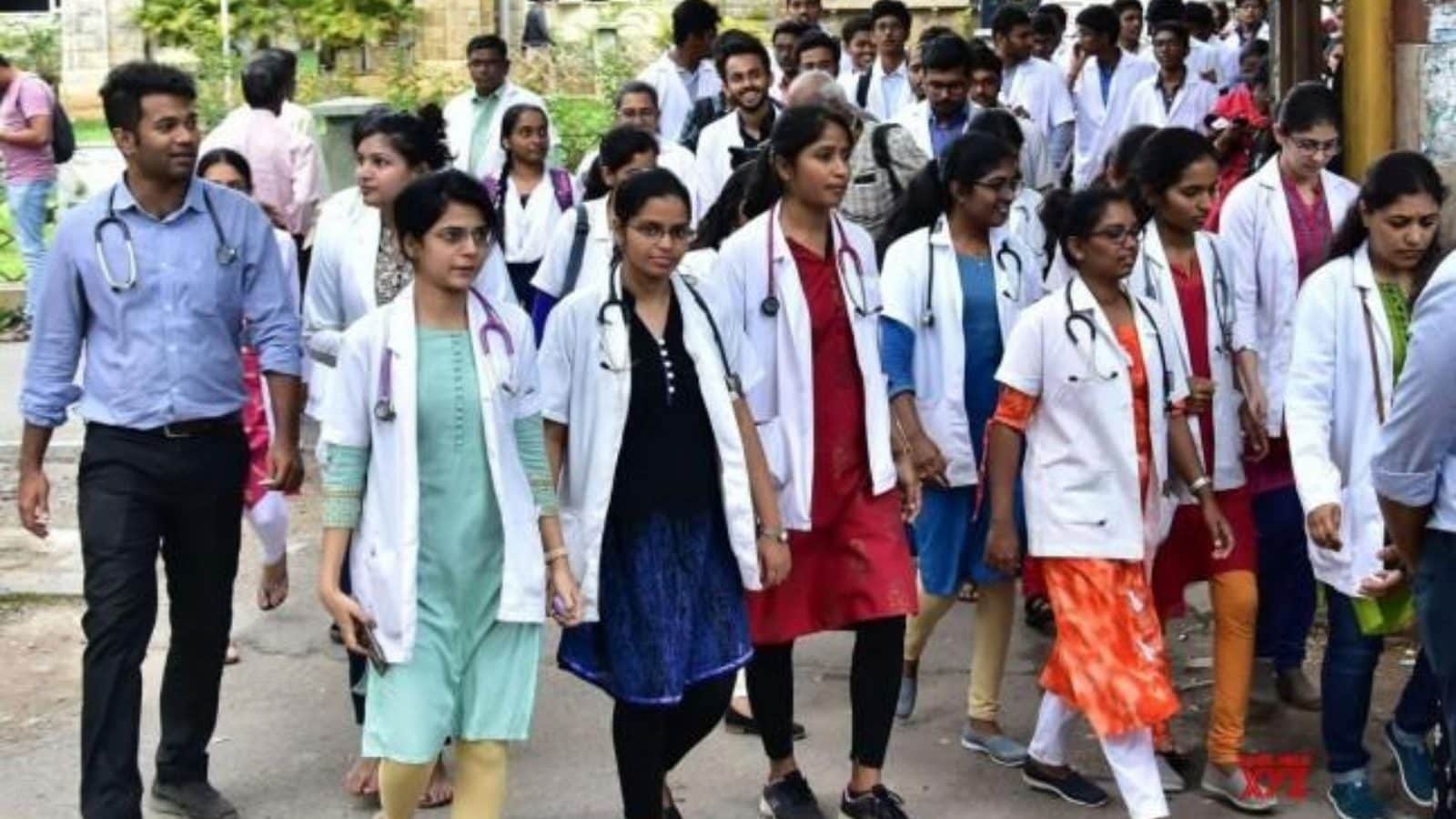 சுயநிதி மருத்துவக் கல்லூரிகளில் எம்.பி.பி.எஸ்....பி.டி.எஸ் படிப்புகளுக்கான கட்டணம் உயர்வு.... முழு விவரம் இதோ!