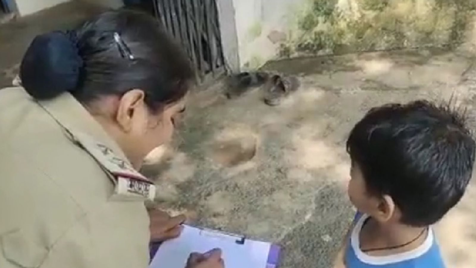 அம்மா என் சாக்லேட்ட திருடுறாங்க.. கேட்டா அடிக்கிறாங்க -  கியூட்டாக போலீசில் புகார் கொடுத்த 3 வயது சிறுவன்