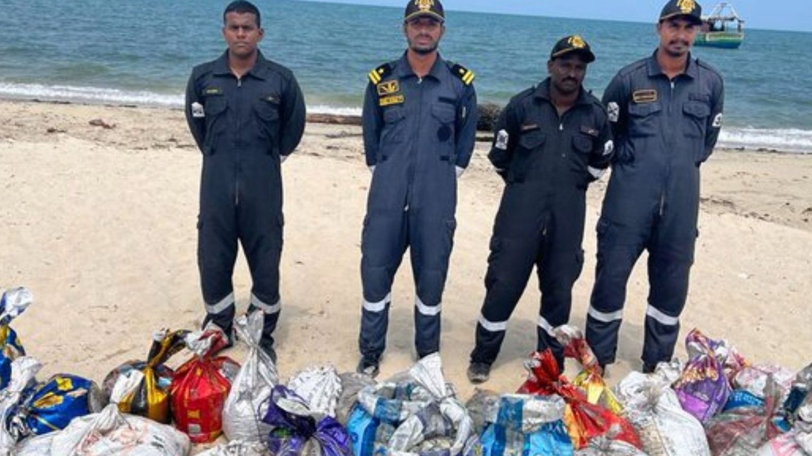 இலங்கைக்கு கடத்த முயன்ற ரூ.1.64 கோடி‌ மதிப்பு கடல் அட்டைகள் பறிமுதல்... கடலோர காவல்படை அதிரடி... 