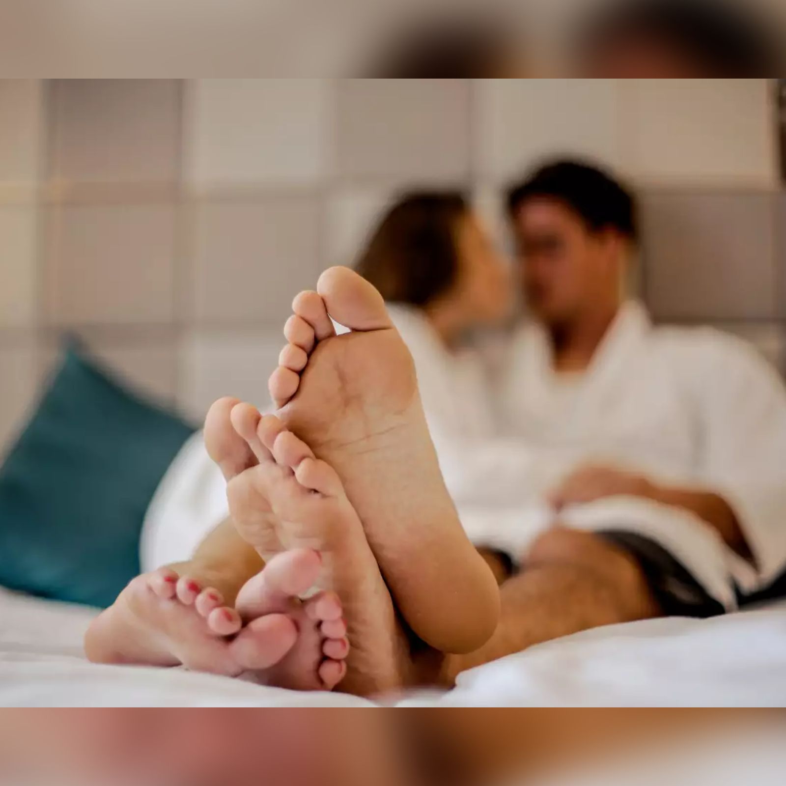  இனவிருத்திக்காக மட்டுமல்லாமல், எந்த ஒரு ஆணும், பெண்ணும் உடல் ரீதியாக மற்றும் மன ரீதியாக இன்புற்றிருக்க அடிப்படையாக இருப்பது பாலியல் உறவாகும். பருவ வயதிலேயே நமக்கு பாலியல் வேட்கை தொடங்கி விடுகிறது. ஆனால், அதில் இருக்கும் சிக்கல்கள் குறித்து நாமும் யாரிடமும் கேட்பதில்லை அல்லது தாமாக முன்வந்து நமக்கு யாரும் சொல்லித் தருவதில்லை.