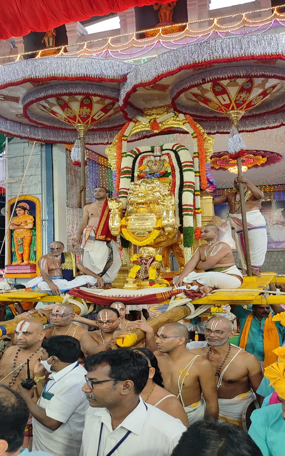  பெருமாள் கோவில்களில் பெருமாள் மற்றும் தாயாரின் திருவடிகளை தரிசனம் செய்வதற்கு முக்கியத்துவம் கொடுத்து வழிபடுவது மரபாக இருந்து வருகிறது. மேலும் ஸ்ரீரங்கம் கோவில் ரெங்கநாச்சியார் படி தாண்டா பத்தினி என்ற சிறப்பு கொண்டவர். சாதாரண நாட்களில் இவரது பாதங்கள் தெரியாத வகையிலேயே அலங்காரம் செய்யப்படும்.
