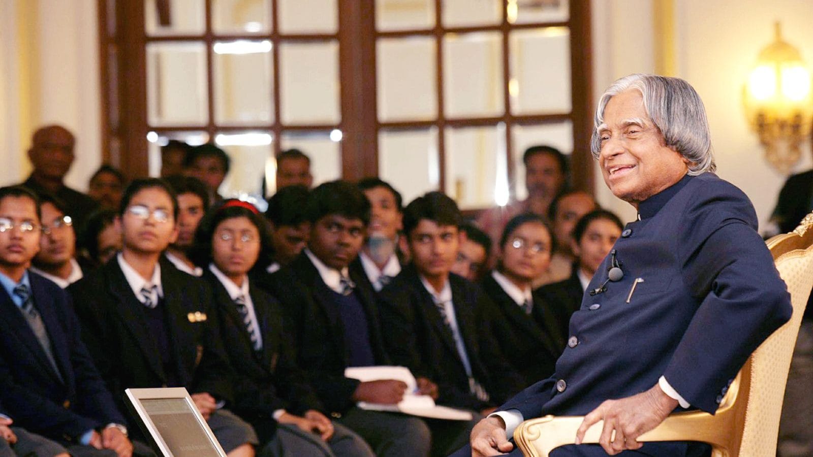 உங்களைத் தூங்க விடாத கனவு காணுங்கள் மாணவர்களே... உலக மாணவர்கள் தினம் இன்று!