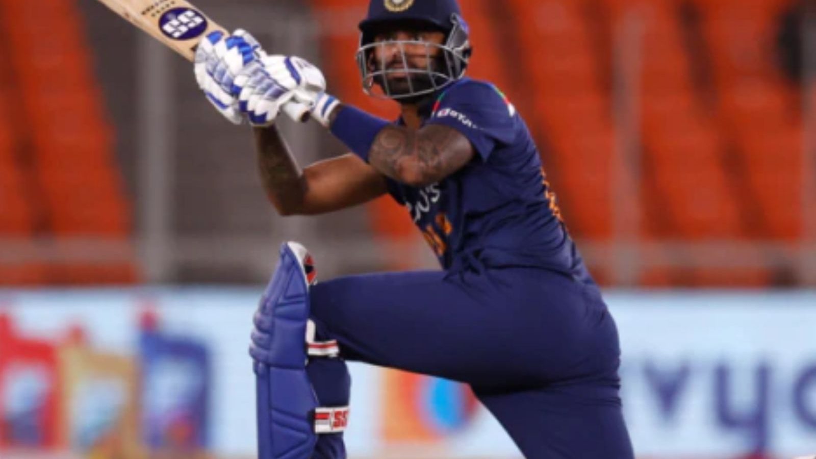 என் இடத்துக்கு வேட்டு வைச்சுருவார் போல… தினேஷ் கார்த்தி அதிரடியை வியந்து பாராட்டிய சூர்யகுமார் யாதவ்