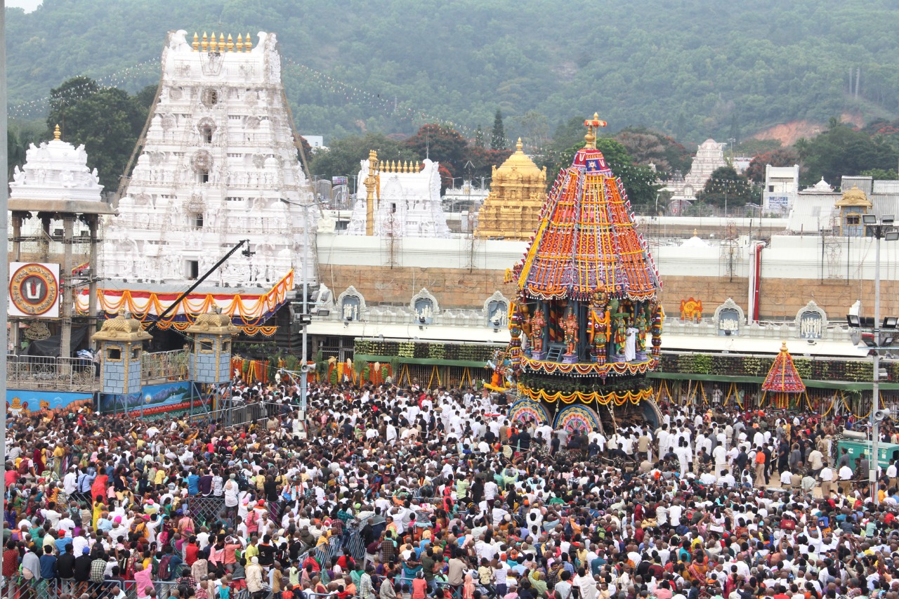  பக்தர்களின் வெள்ளத்தில் மிதந்து வந்த தேர்