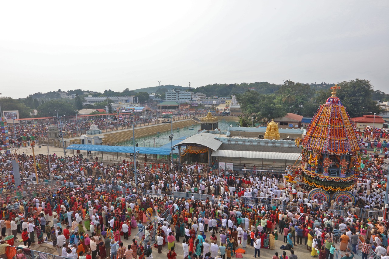  தேரோட்டத்தை முன்னிட்டு அதிகாலை ஸ்ரீதேவி பூதேவி சமேதராக கோவிலில் இருந்து புறப்பட்ட மலையப்ப சுவாமி தேர் மீது எழுந்தருளினார்.