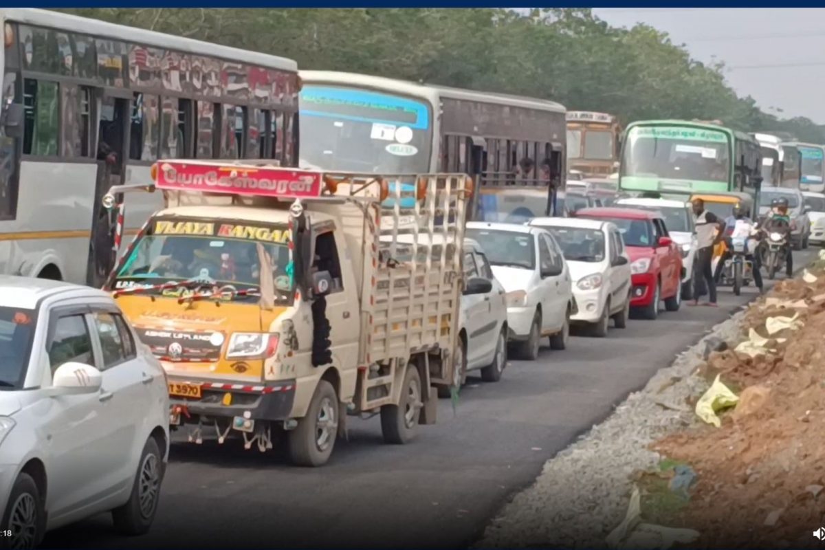 சென்னை -திருச்சி தேசிய நெடுஞ்சாலையில் கடும் போக்குவரத்து