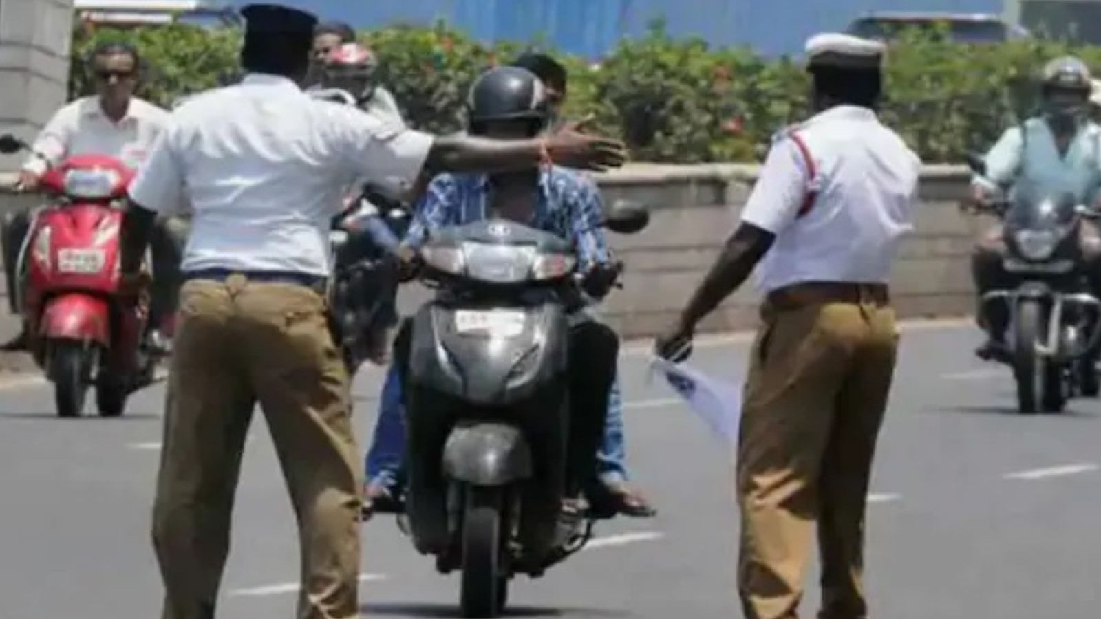 தமிழகத்தில் சாலை விதிமுறை மீறல்களுக்கு உயர்த்தப்பட்ட அபராதம் எவ்வளவு?