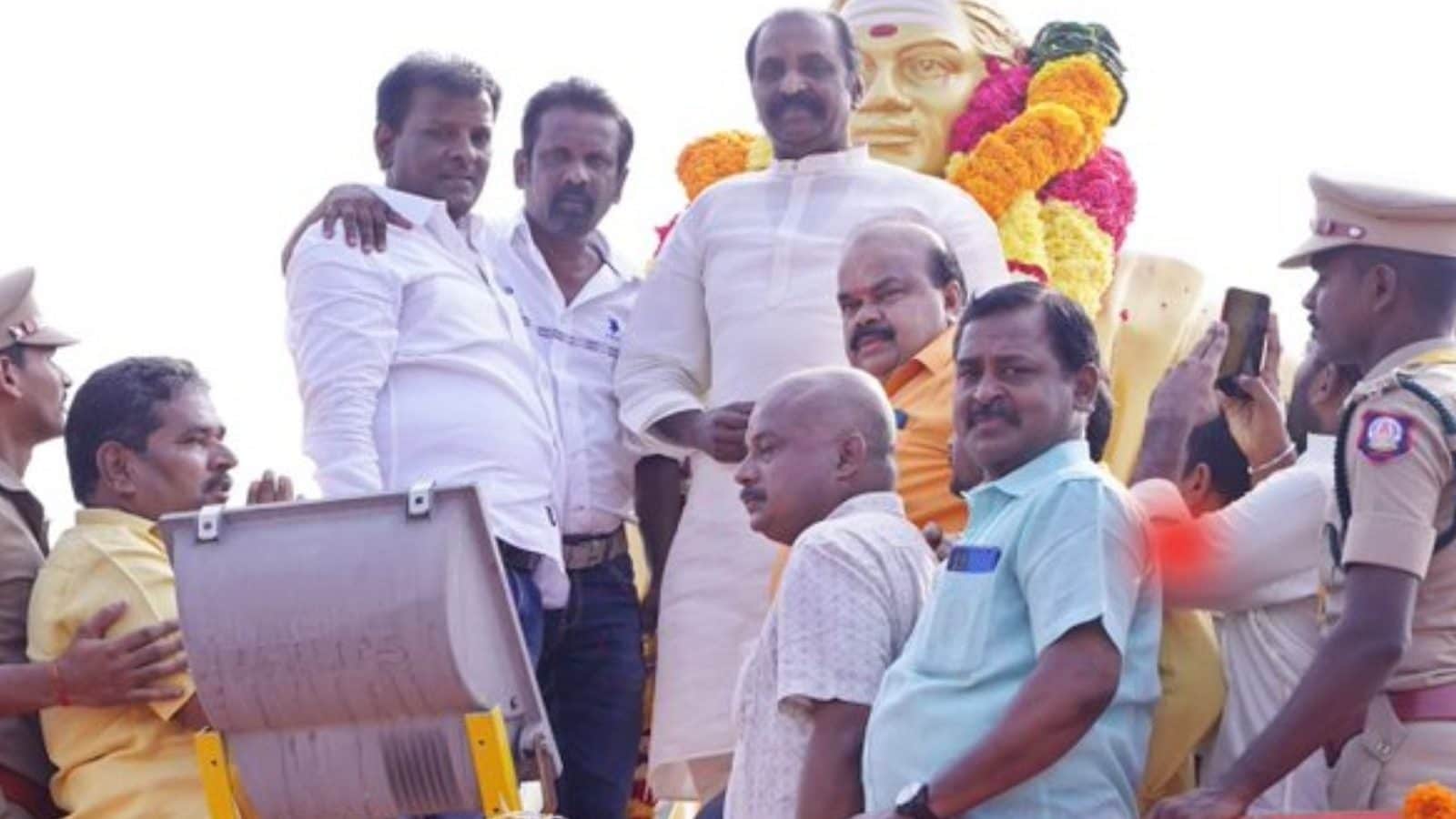 சிங்கம் மாலை சூடிப் பார்த்ததுண்டா.? இப்போது பாருங்கள் - தேவருக்கு புகழஞ்சலி செலுத்திய வைரமுத்து