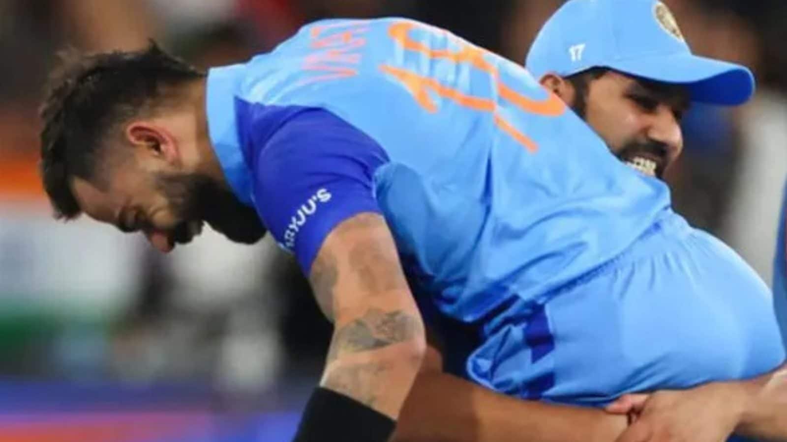 நண்பேண்டா..! விராட் கோலியை அலேக்காக தூக்கி கொண்டாடிய ரோஹித் சர்மா