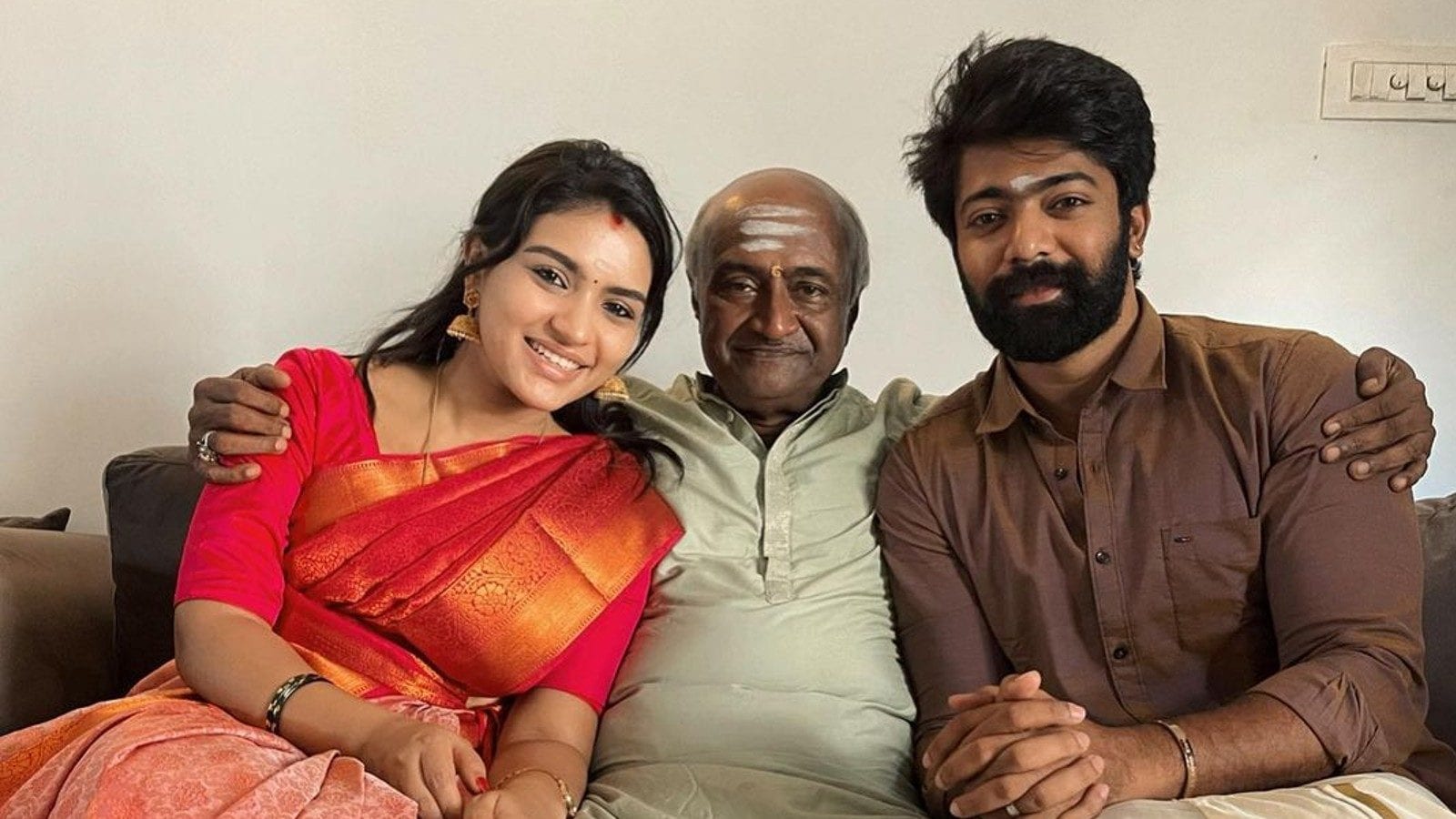 தல தீபாவளி கொண்டாடிய ஷபானா - ஆர்யன் ஜோடியை அரவணைத்த நடிகர்  எம்.எஸ் பாஸ்கர்!