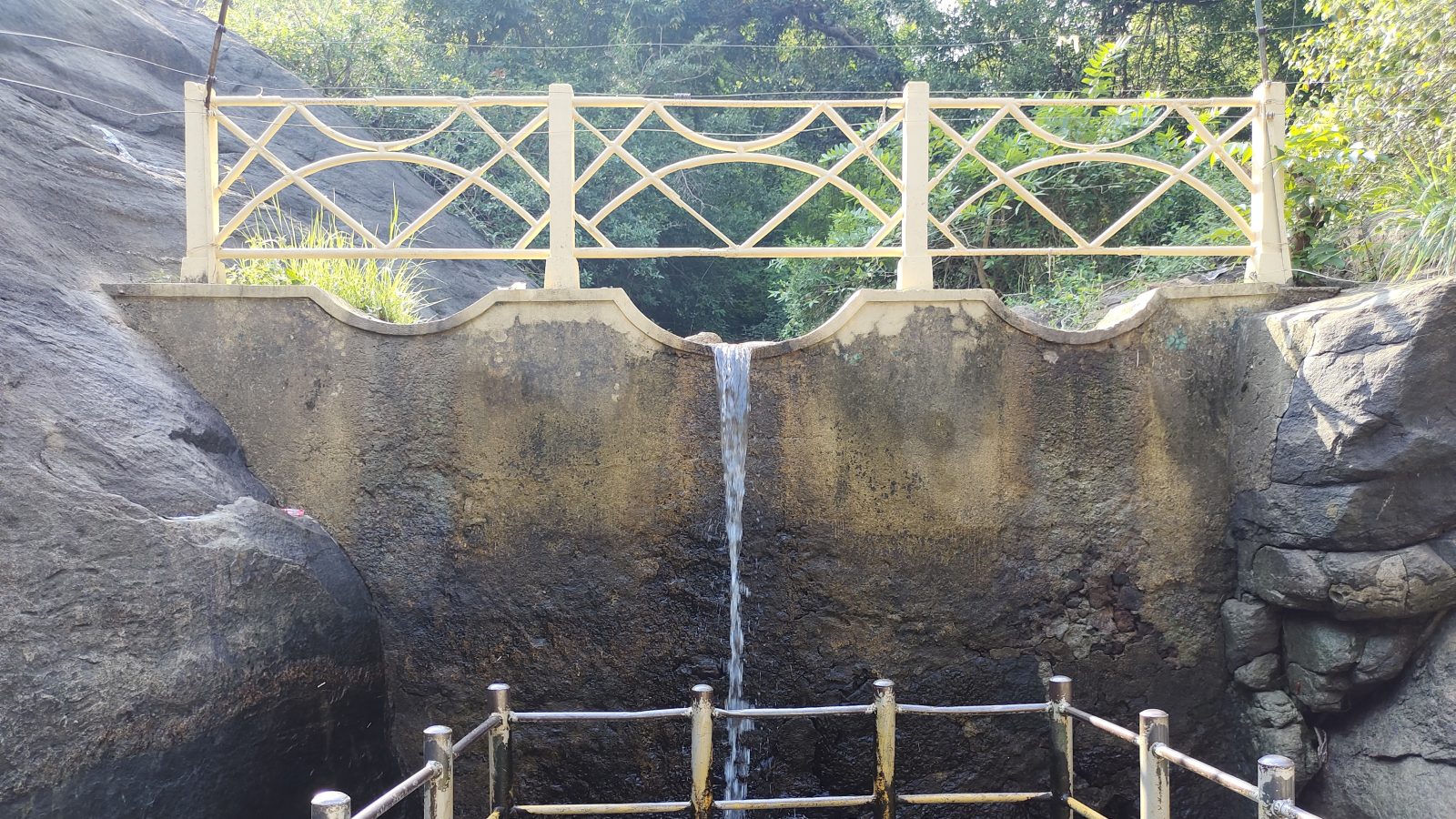 தென்காசி புலியருவியில் குளிக்க சென்ற சுற்றுலா பயணிகளுக்கு ஏமாற்றம்..