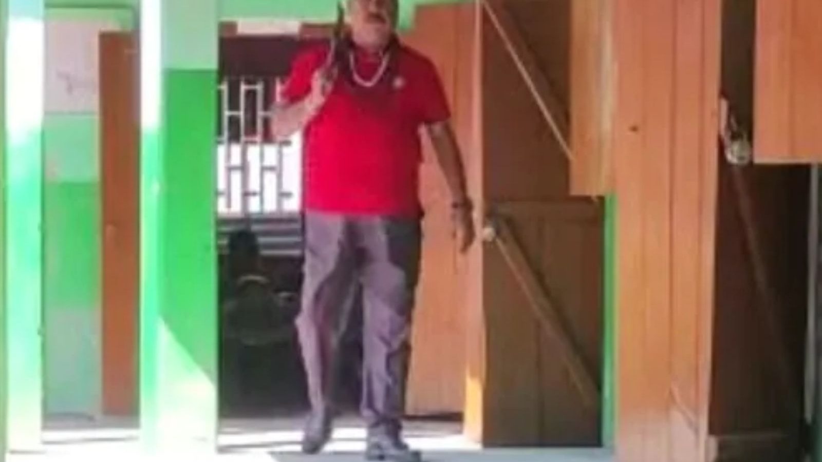 எல்லாரும் ஒழுங்கா இருக்கணும்.. பட்டாக் கத்தியுடன் பள்ளிக்கு வந்த தலைமை ஆசிரியர்!