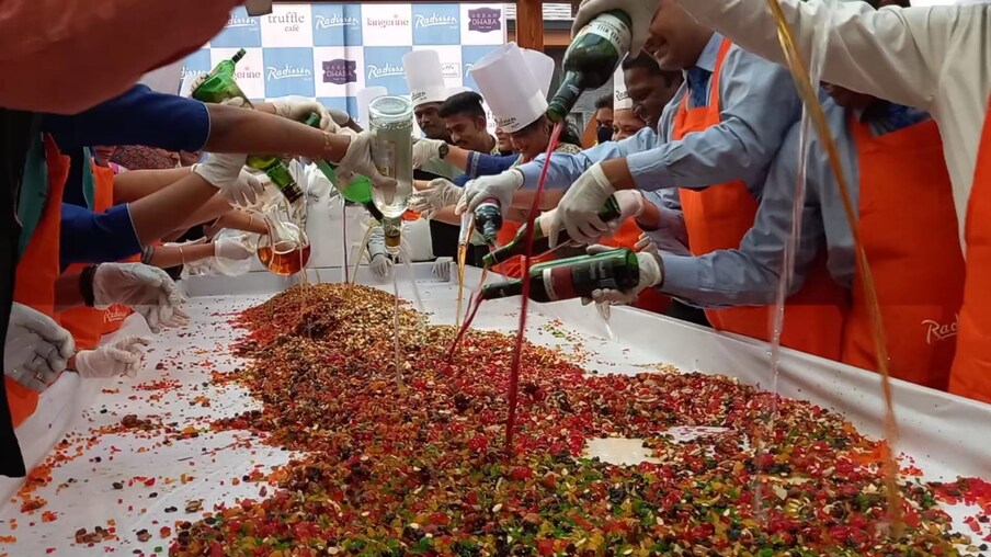  மேலும் இது குறித்து சமையல் கலை நிபுணர் செப் மோகன் கூறுகையில், “ இந்தப் பிளம் கேக் தயாரிப்பதற்கு உலர் திராட்சை உள்ளிட்ட பழங்களை இயற்கையான முறையில் பதப்படுத்தி அதன்மூலம் பொதுமக்களுக்கு ஆரோக்கியமான பிளம் கேக்கை தயாரித்து வழங்கி வருகிறோம். மேலும் நாங்கள் தயாரிக்கும் கேக்கிற்கு எந்த ஒரு வண்ணமும் சேர்க்கப்படுவதில்லை. பழங்களில் இருந்து கிடைக்கும் வண்ணங்களை கொண்டே கேக் தயாரிக்கிறோம் என்று கூறினார்கள்.