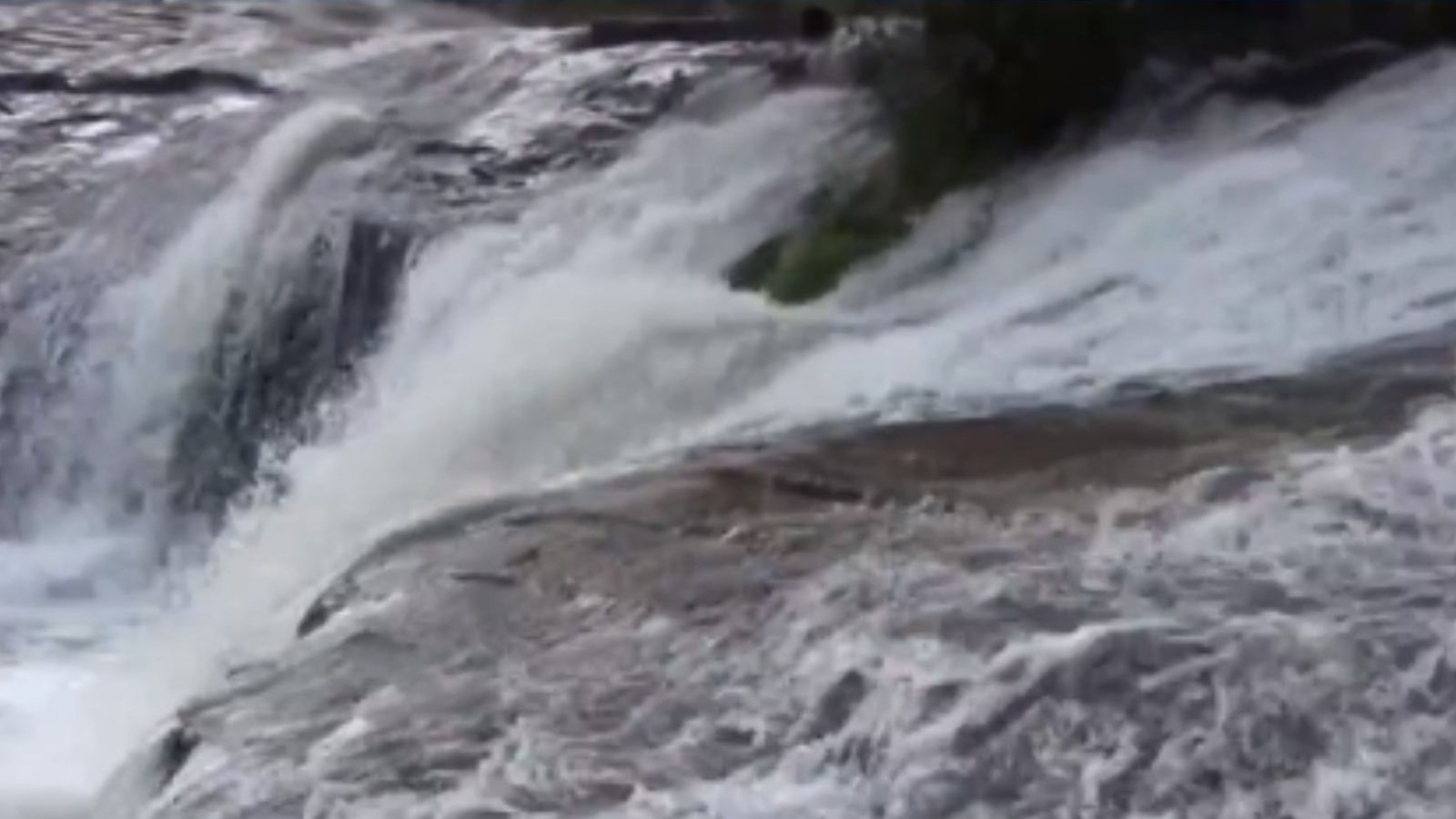 கும்பக்கரை அருவியில் வெள்ளப்பெருக்கு..! - சுற்றுலா பயணிகள் குளிக்கத் தடை