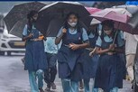 மிரட்டும் கனமழை.. பள்ளிகளில் சிறப்பு வகுப்புகள் நடத்த தடை விதிப்பு!