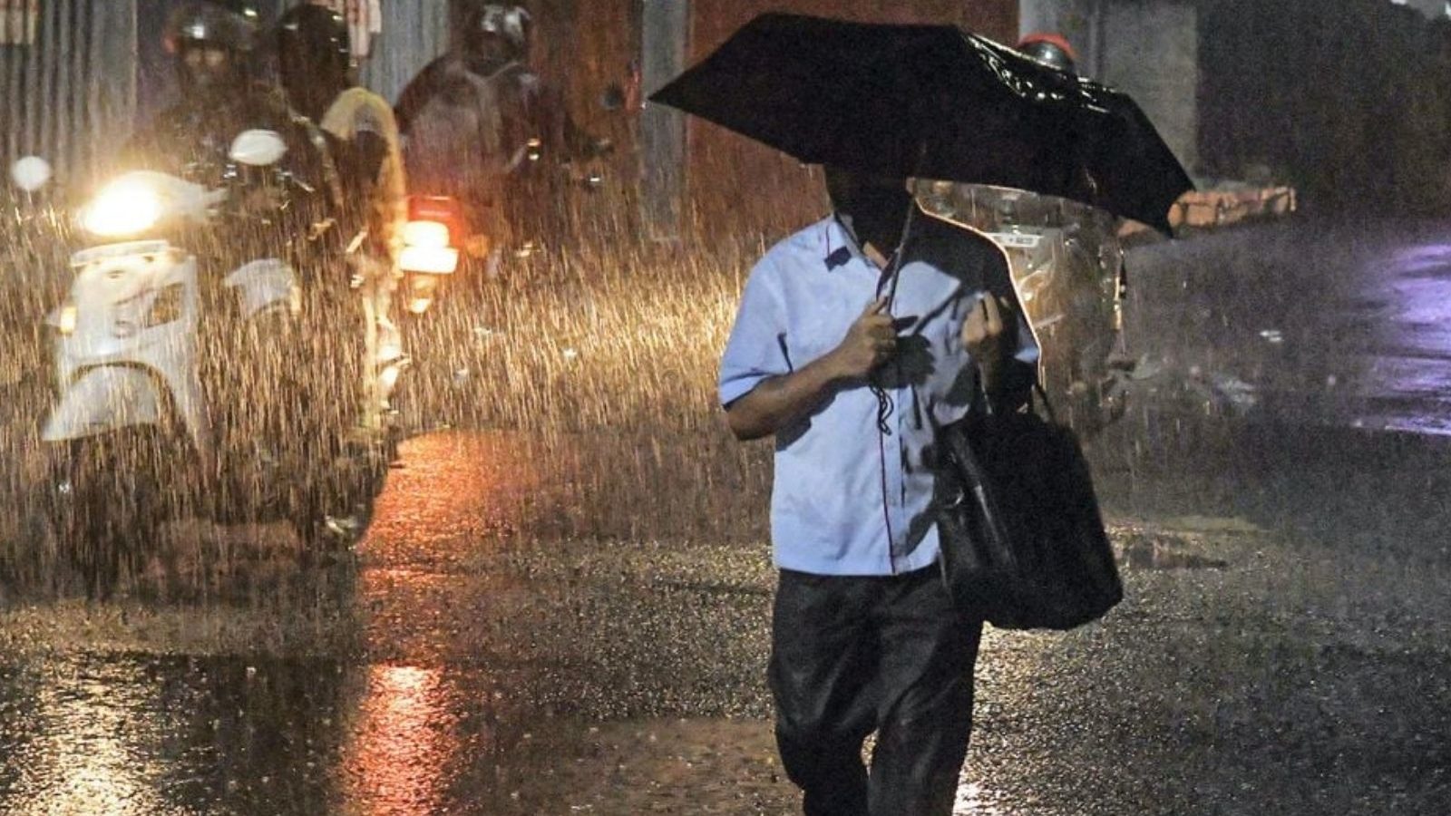 தமிழகத்தில் வெளுத்து வாங்க காத்திருக்கும் மழை - வானிலை ஆய்வு மையம் எச்சரிக்கை