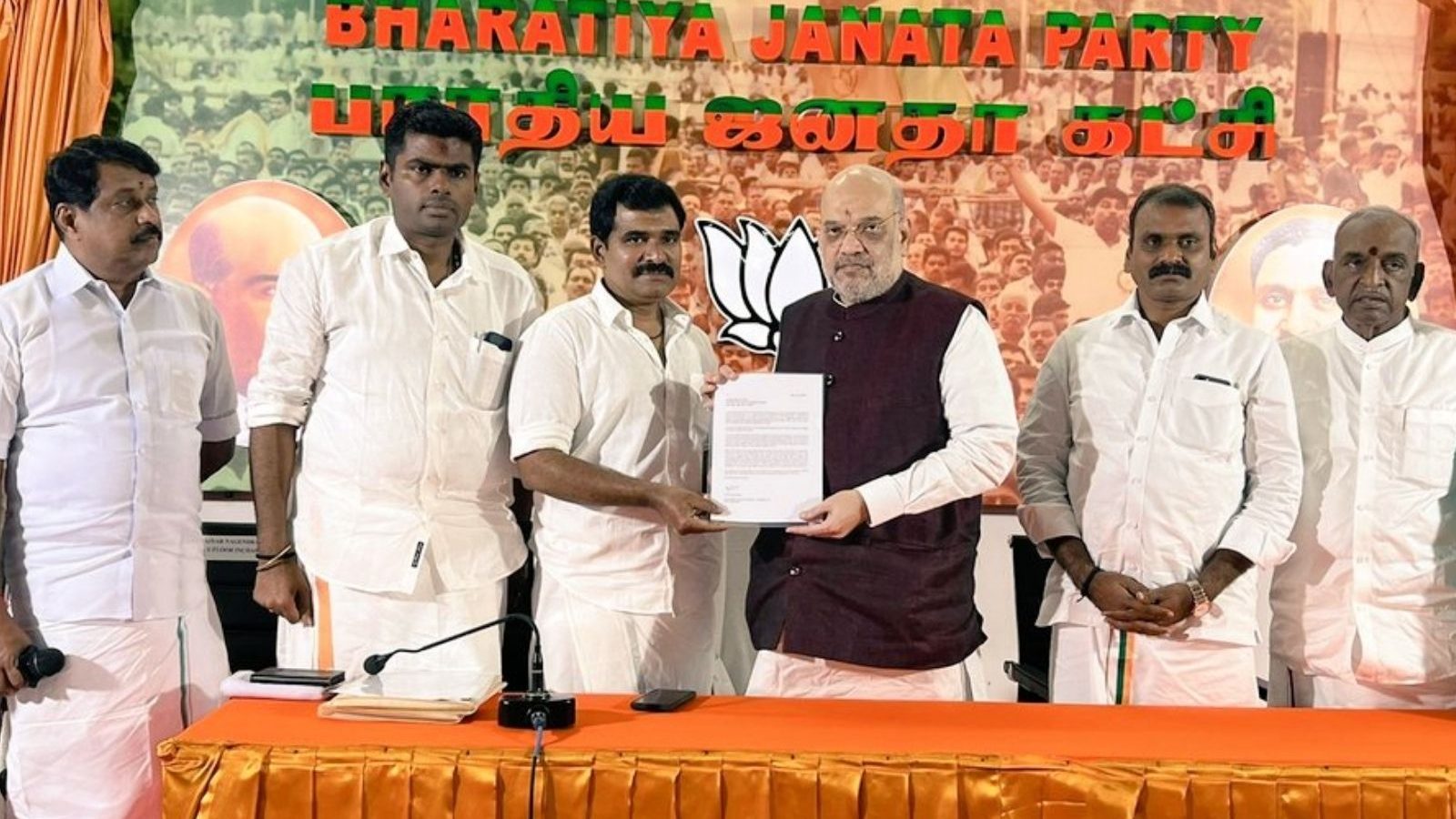 தமிழக அரசியல் தலைமைக்கான வெற்றிடத்தை பாஜக நிரப்ப வேண்டும்: அமித்ஷா விருப்பம்!