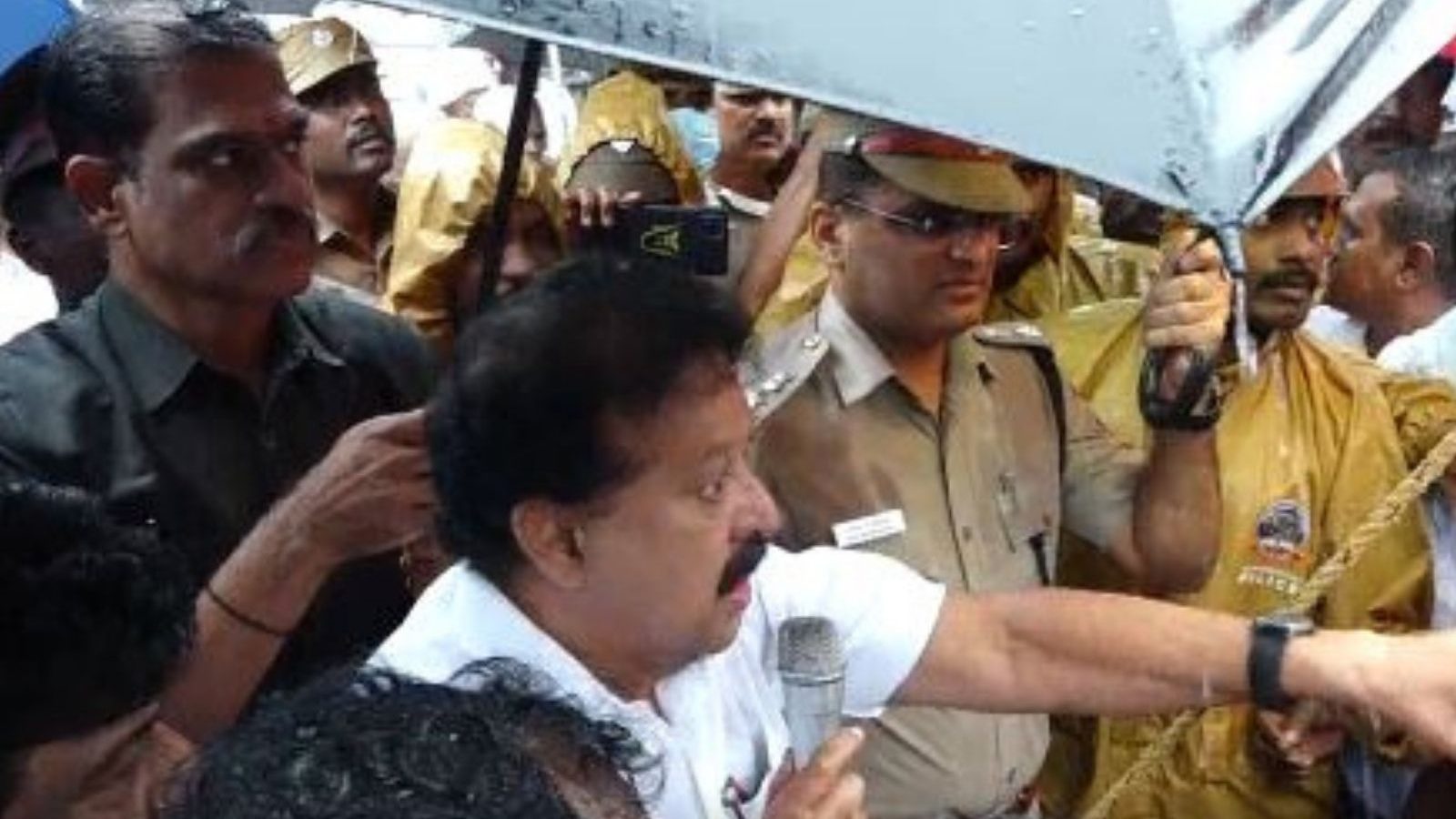 கொட்டும் மழையில் கிராம மக்களுடன் அமைச்சர் பொன்முடி வாக்குவாதம்.. சொந்த தொகுதியில் பரபரப்பு!