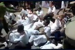தடுத்து நிறுத்திய போலீஸ்.. நடுரோட்டில் அமர்ந்த தேமுதிகவினர்..!