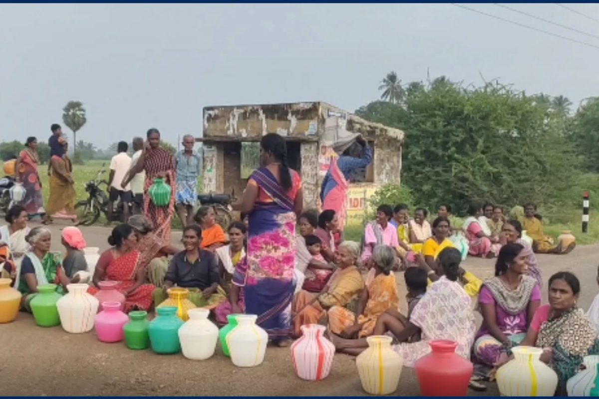 4 நாளாக மின்சாரம் கட்: கண்டுகொள்ளாத அதிகாரிகள்-பொதுமக்கள் சாலை மறியல்